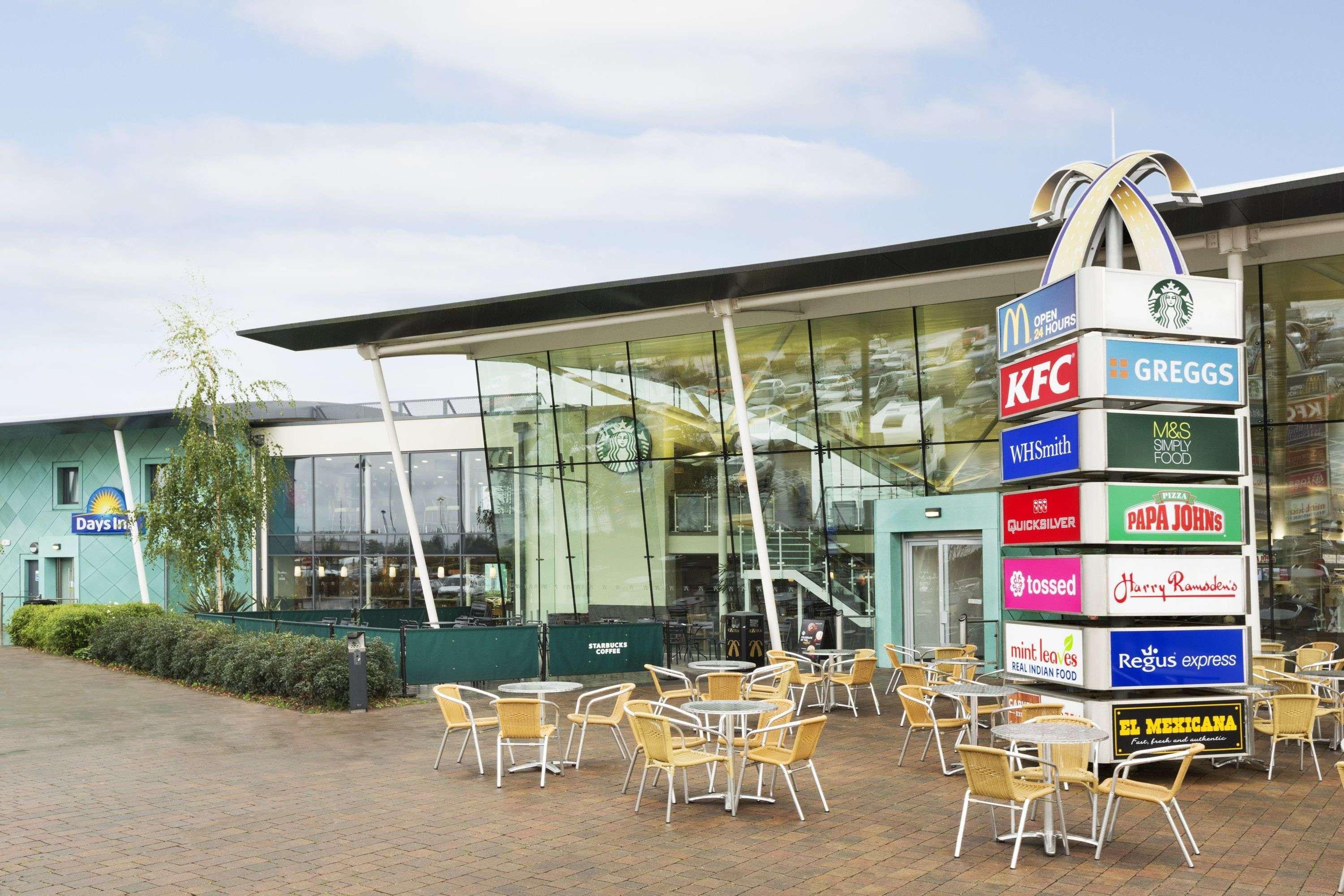 Ramada By Wyndham Cobham Cobham (Surrey) Exterior foto