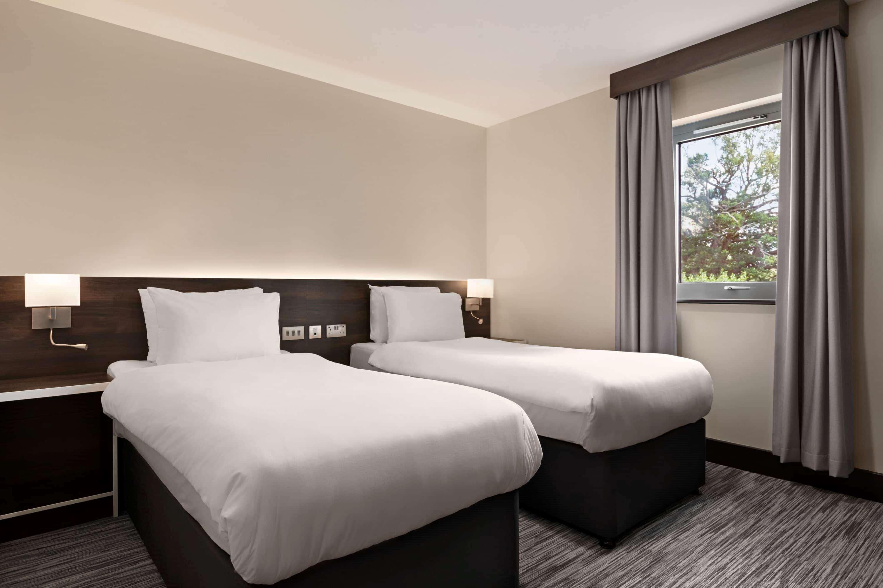 Ramada By Wyndham Cobham Cobham (Surrey) Exterior foto