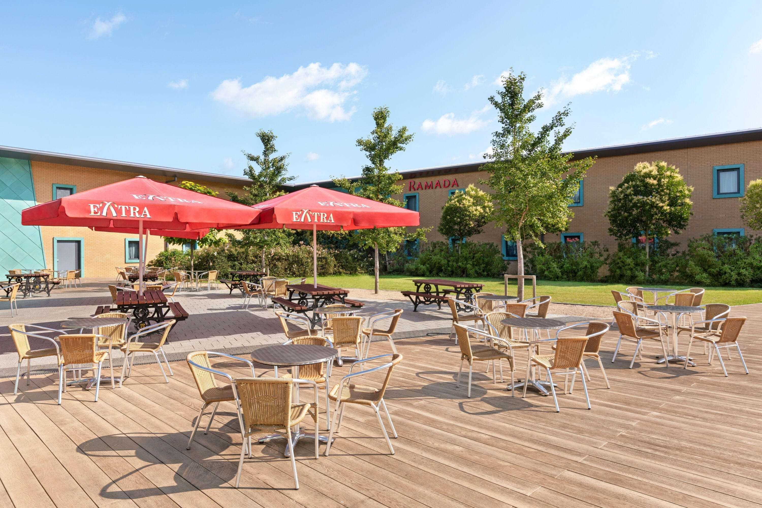 Ramada By Wyndham Cobham Cobham (Surrey) Exterior foto
