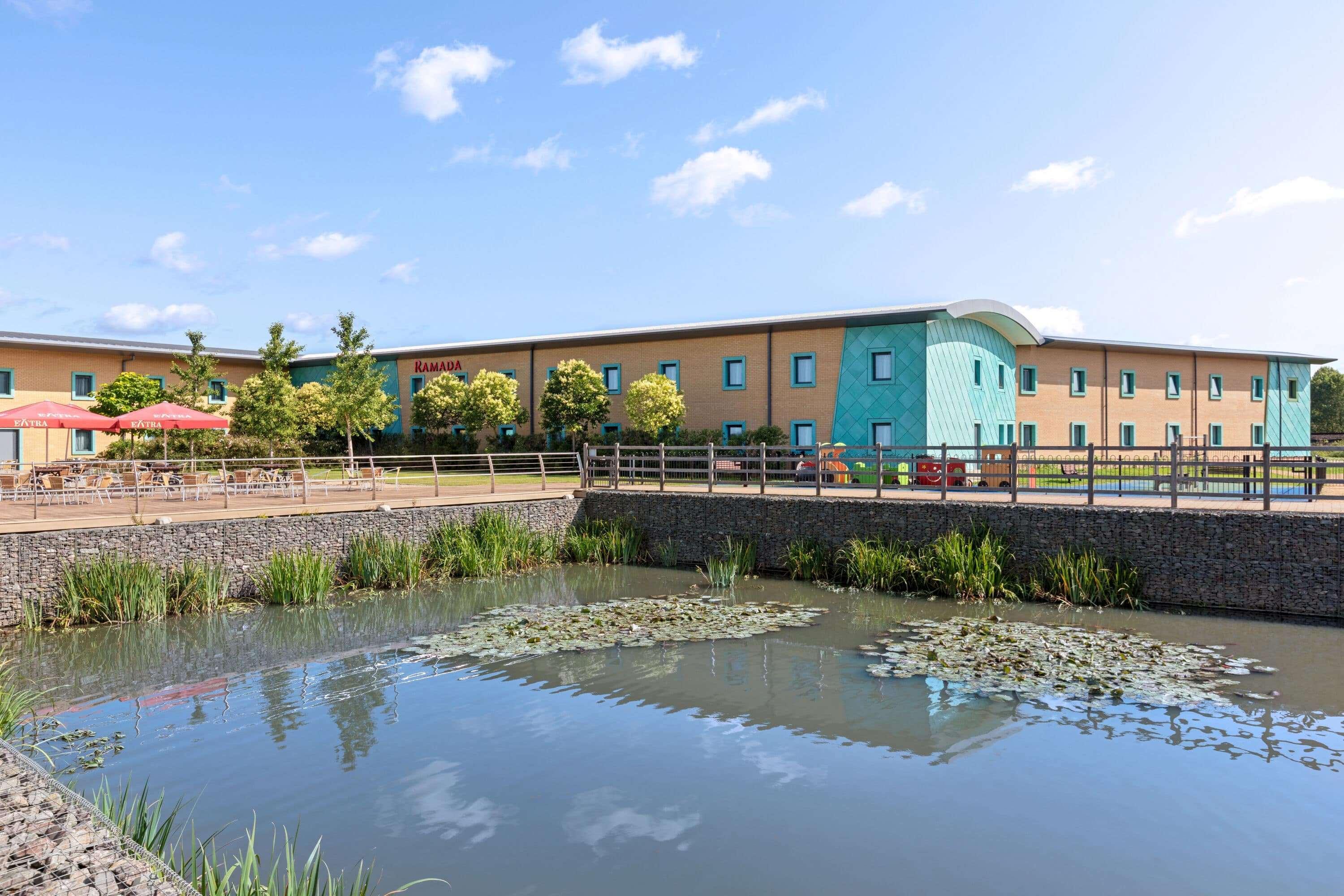 Ramada By Wyndham Cobham Cobham (Surrey) Exterior foto