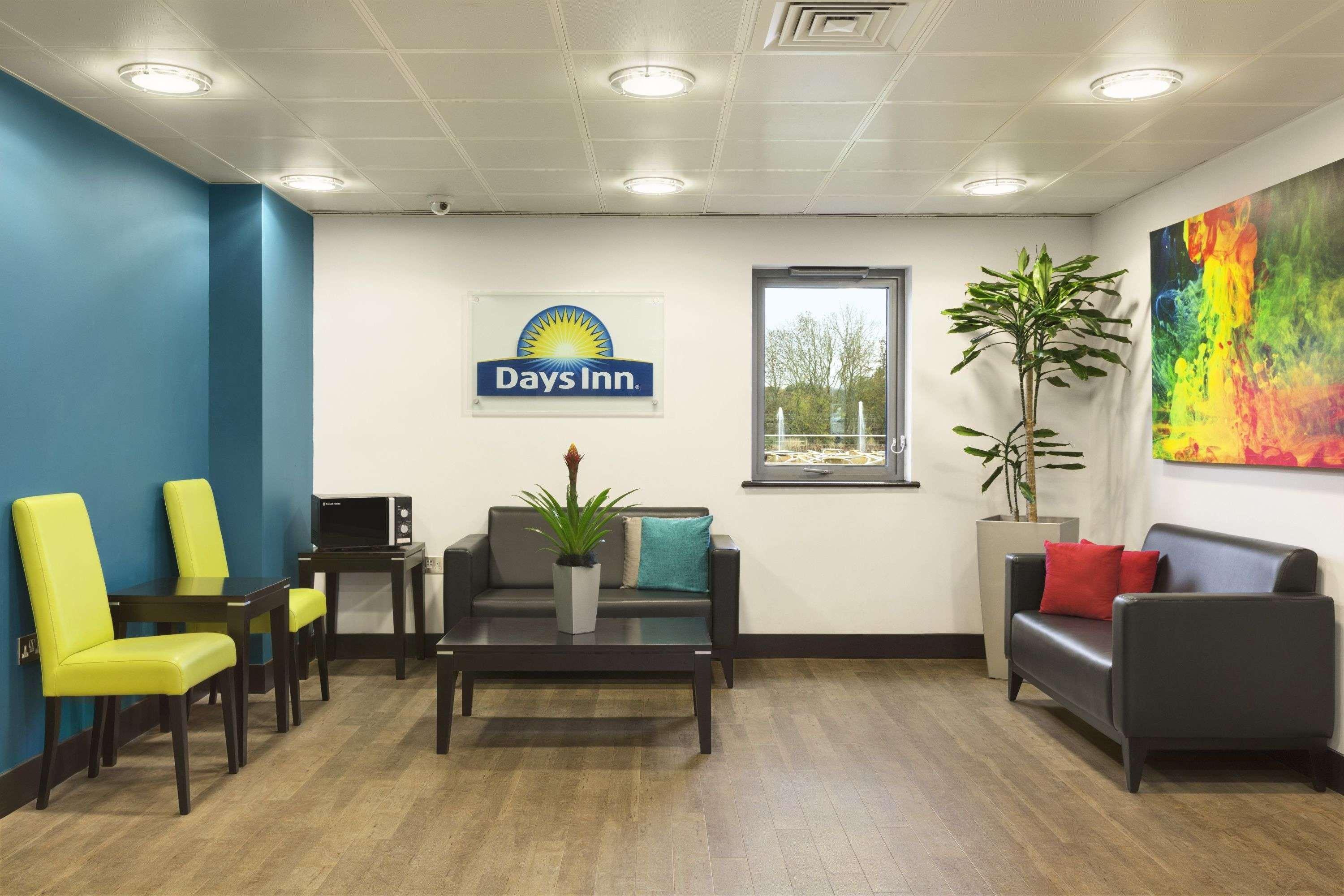 Ramada By Wyndham Cobham Cobham (Surrey) Exterior foto