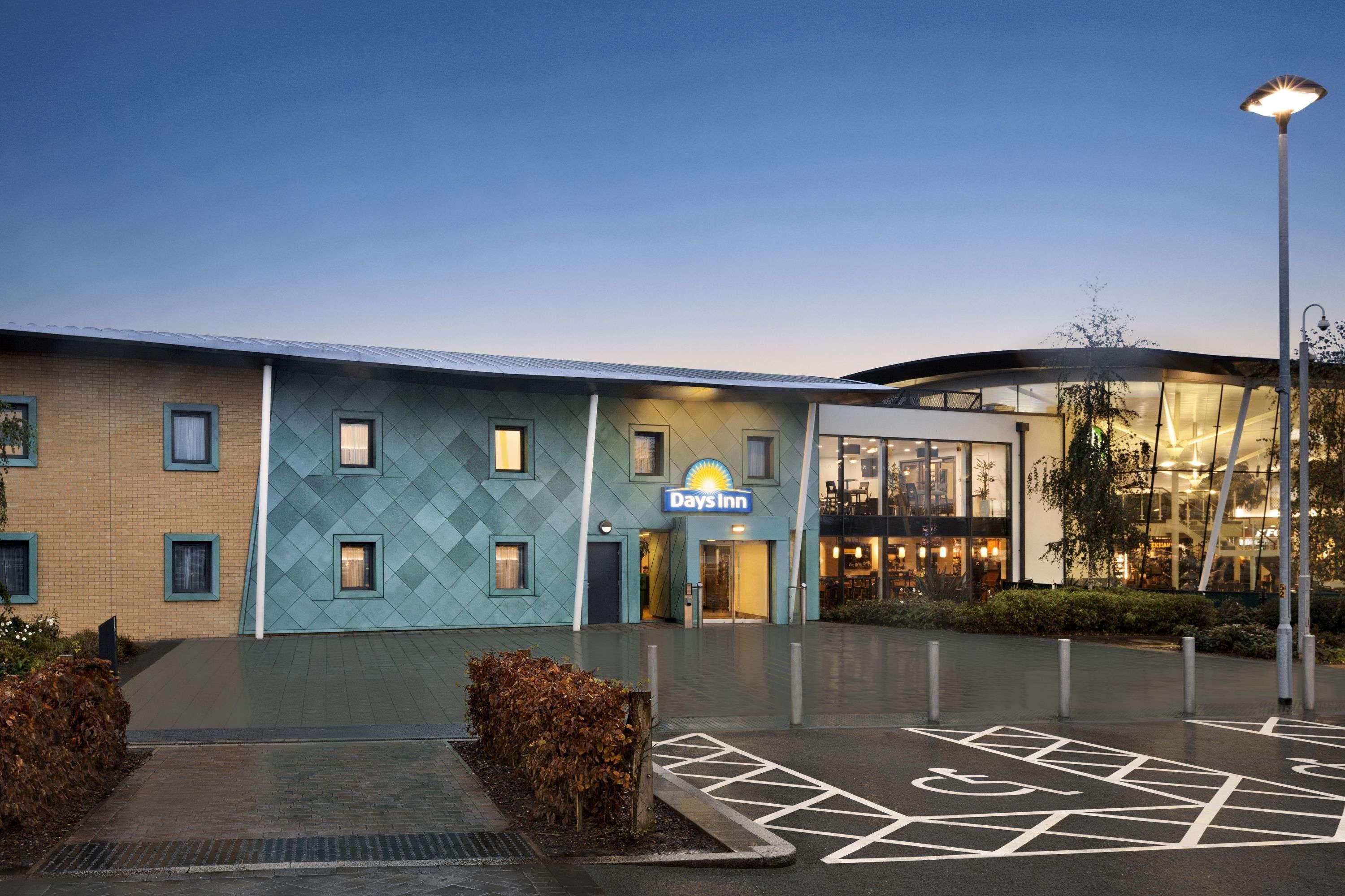 Ramada By Wyndham Cobham Cobham (Surrey) Exterior foto