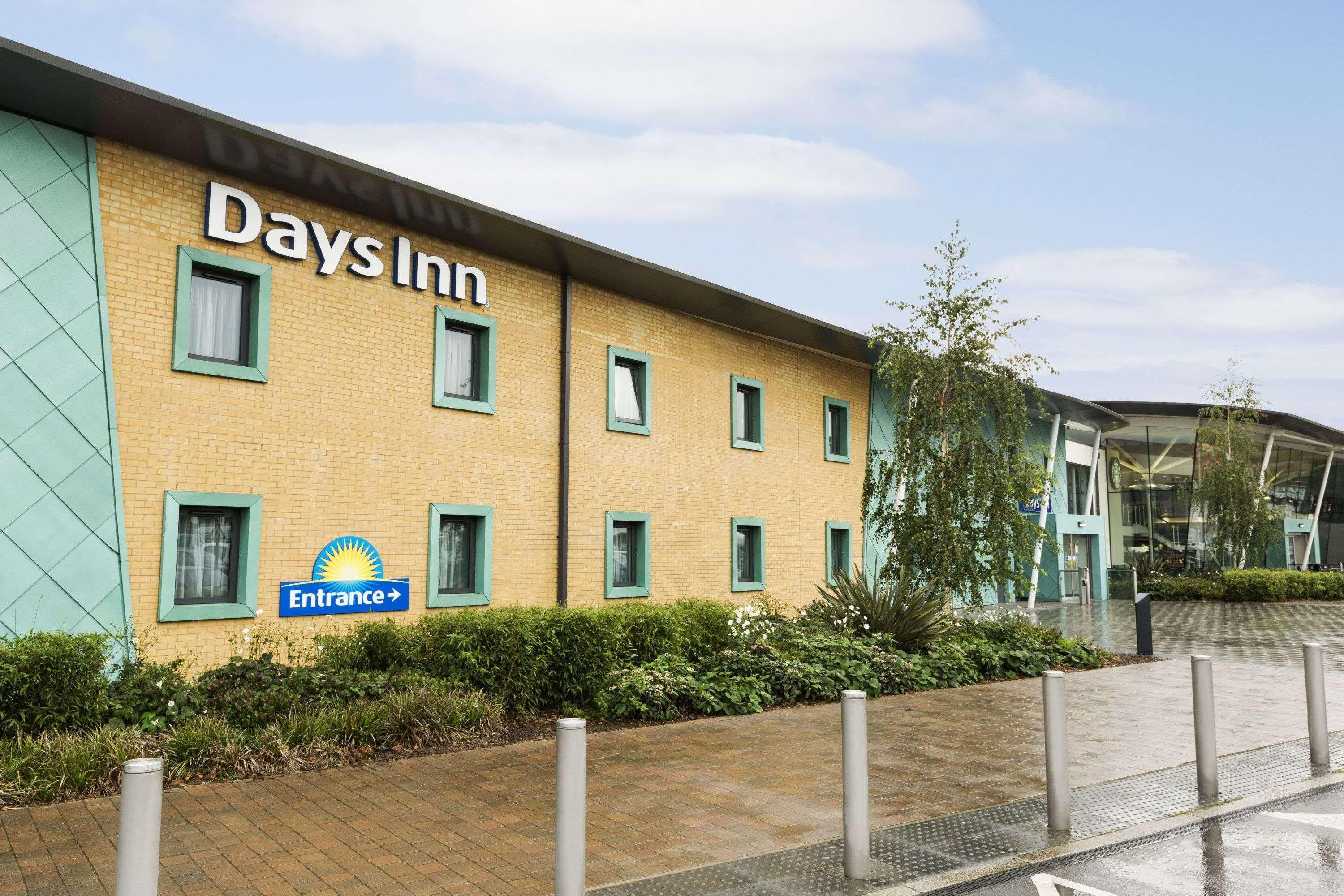 Ramada By Wyndham Cobham Cobham (Surrey) Exterior foto