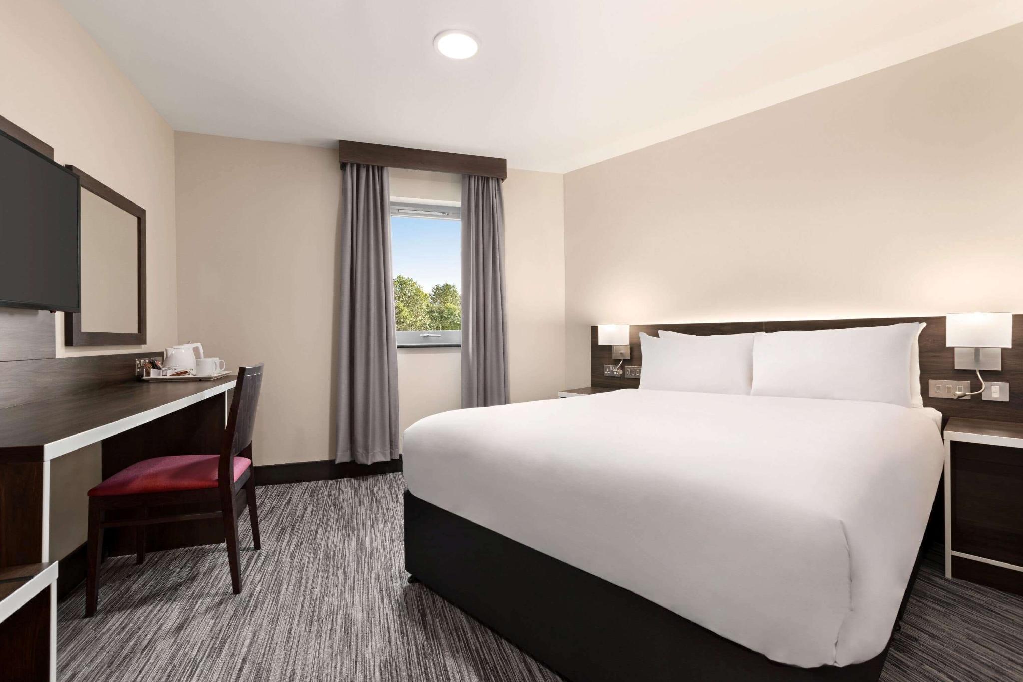 Ramada By Wyndham Cobham Cobham (Surrey) Exterior foto