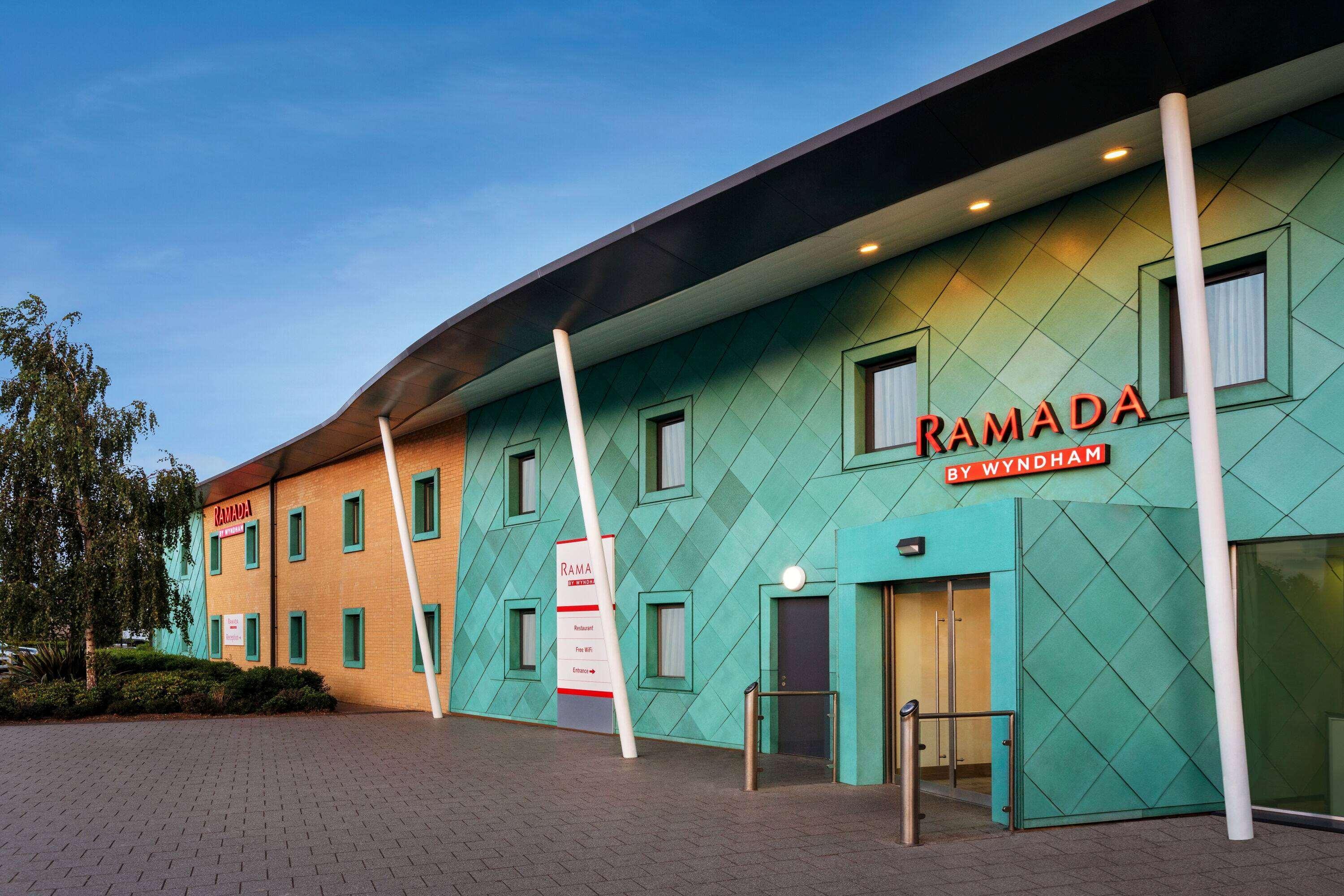 Ramada By Wyndham Cobham Cobham (Surrey) Exterior foto