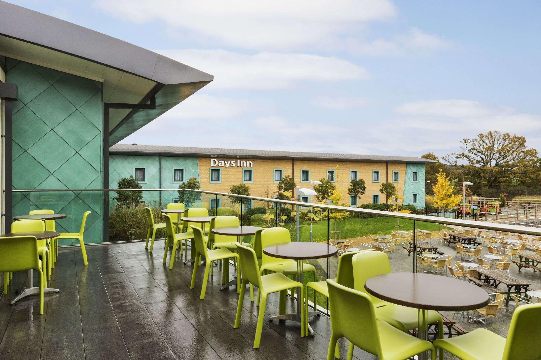 Ramada By Wyndham Cobham Cobham (Surrey) Exterior foto
