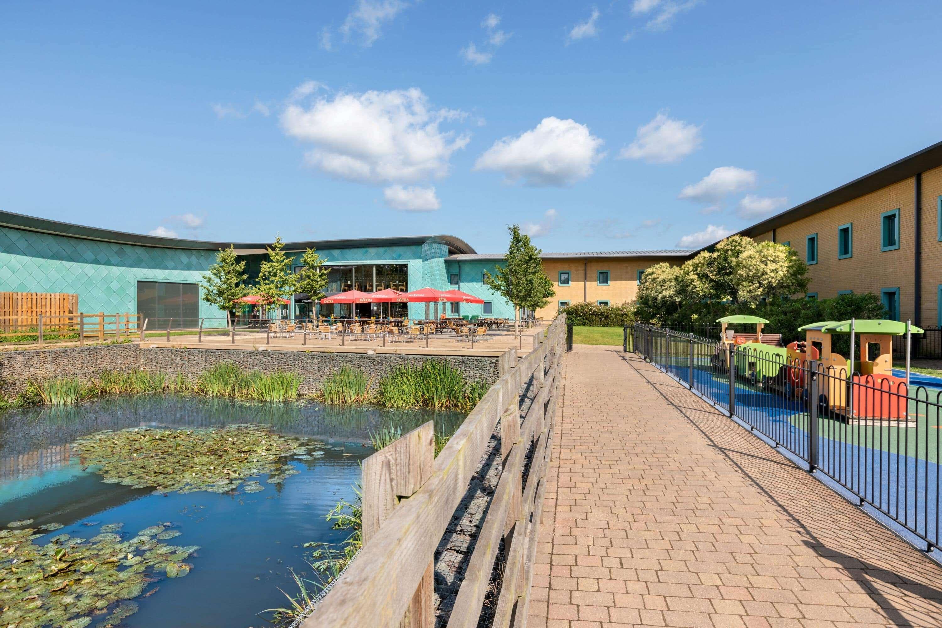 Ramada By Wyndham Cobham Cobham (Surrey) Exterior foto
