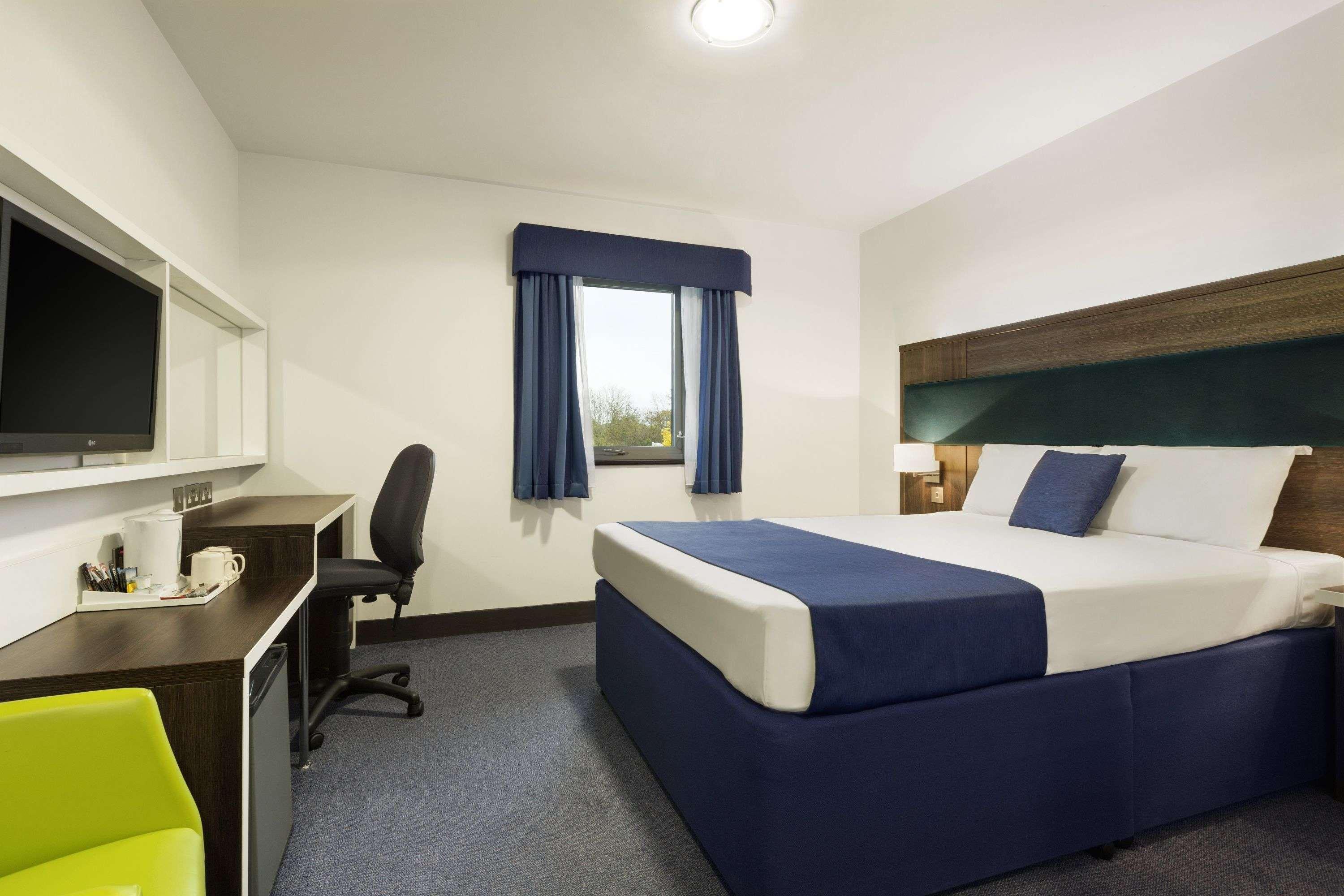 Ramada By Wyndham Cobham Cobham (Surrey) Exterior foto