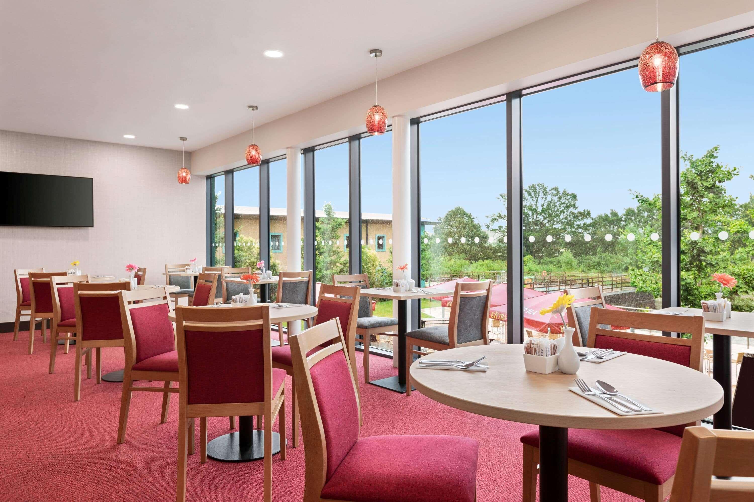 Ramada By Wyndham Cobham Cobham (Surrey) Exterior foto