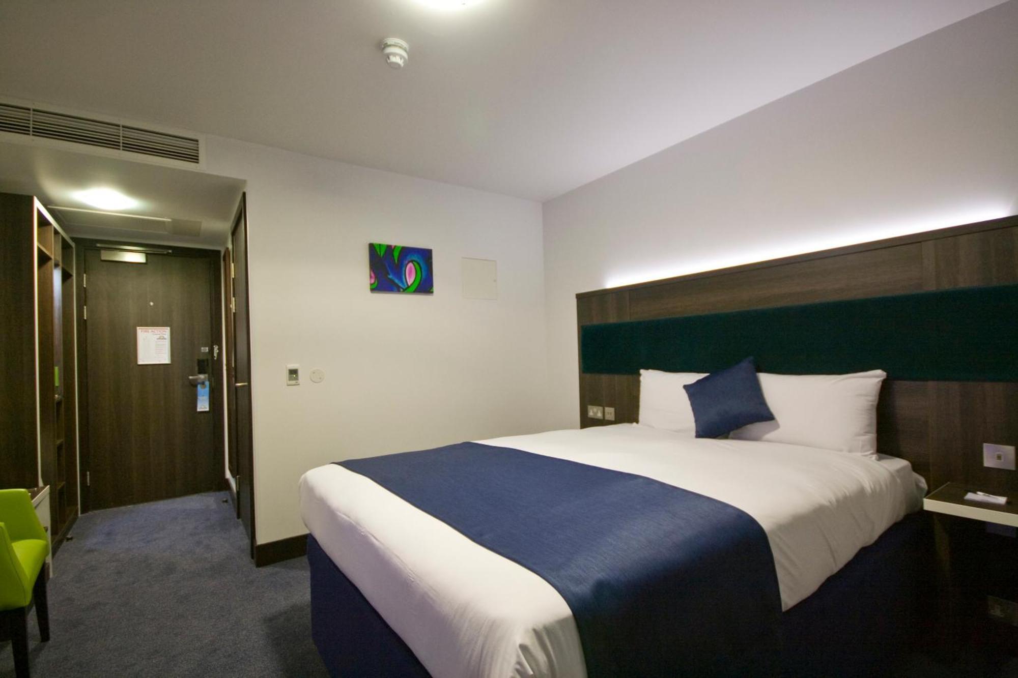 Ramada By Wyndham Cobham Cobham (Surrey) Exterior foto
