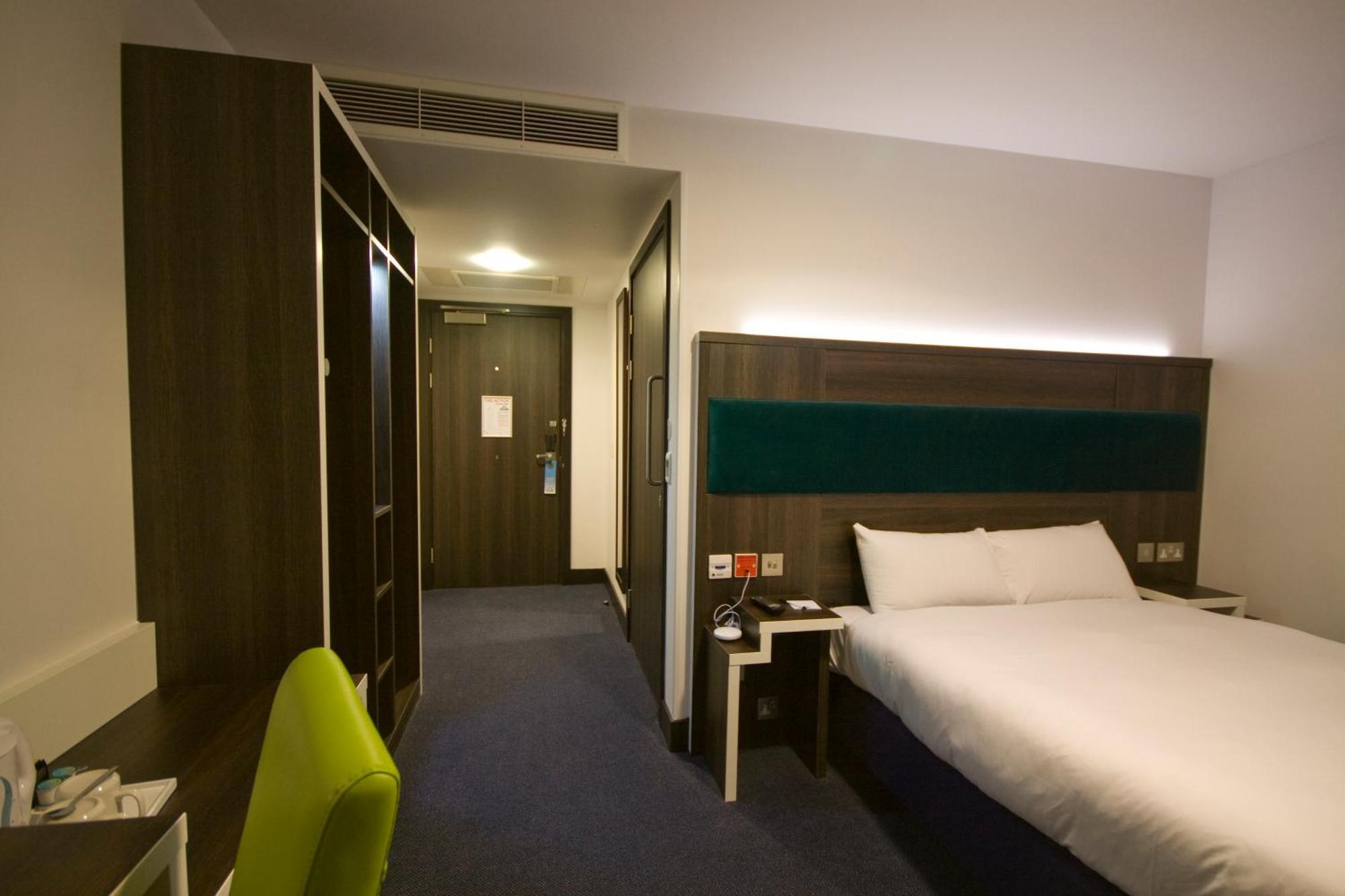 Ramada By Wyndham Cobham Cobham (Surrey) Exterior foto