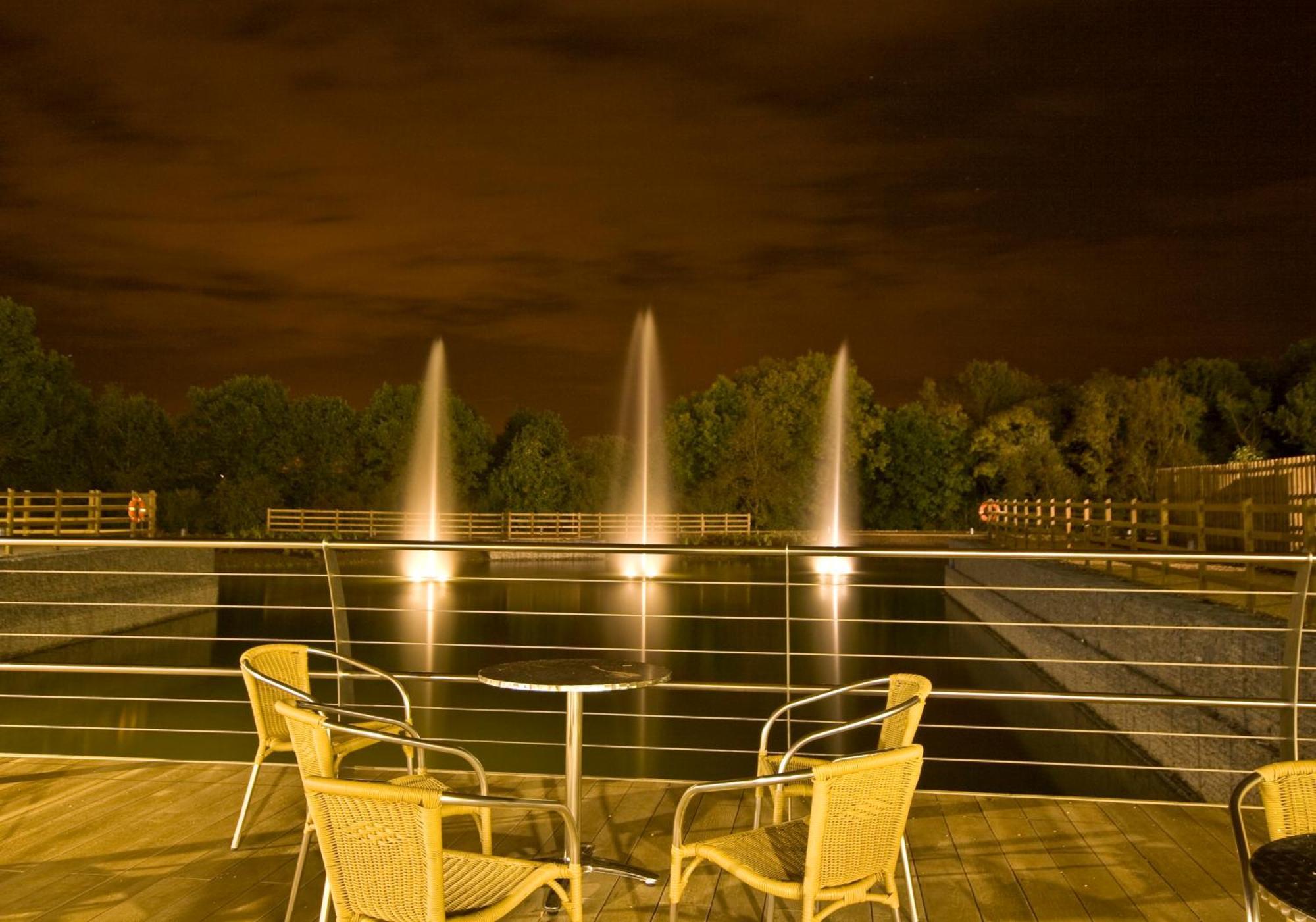 Ramada By Wyndham Cobham Cobham (Surrey) Exterior foto