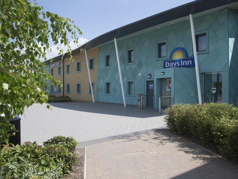 Ramada By Wyndham Cobham Cobham (Surrey) Exterior foto